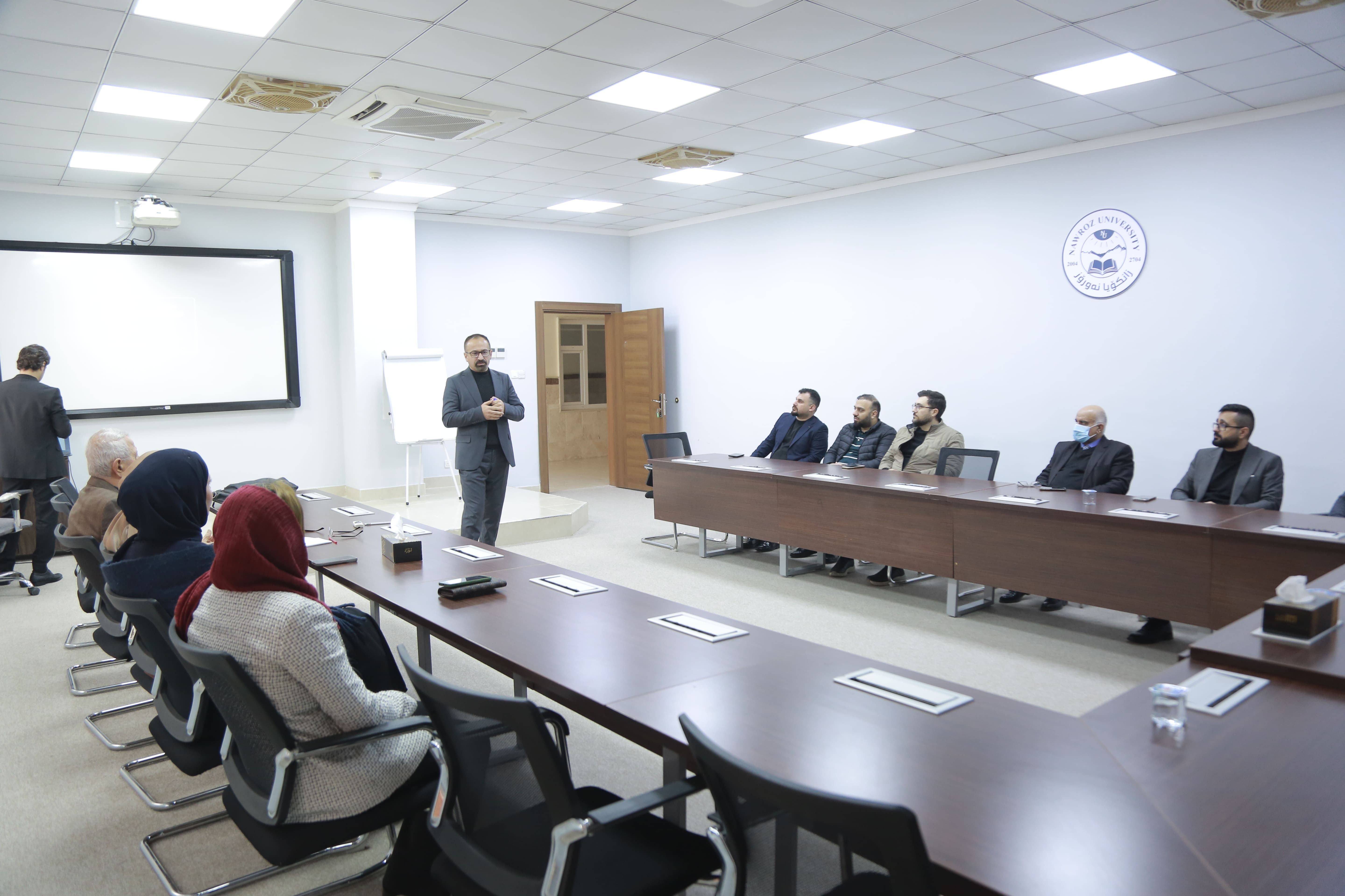 محاضرة في جامعة نوروز عن (الدراسات والبحوث الأدبية في المنطقة)