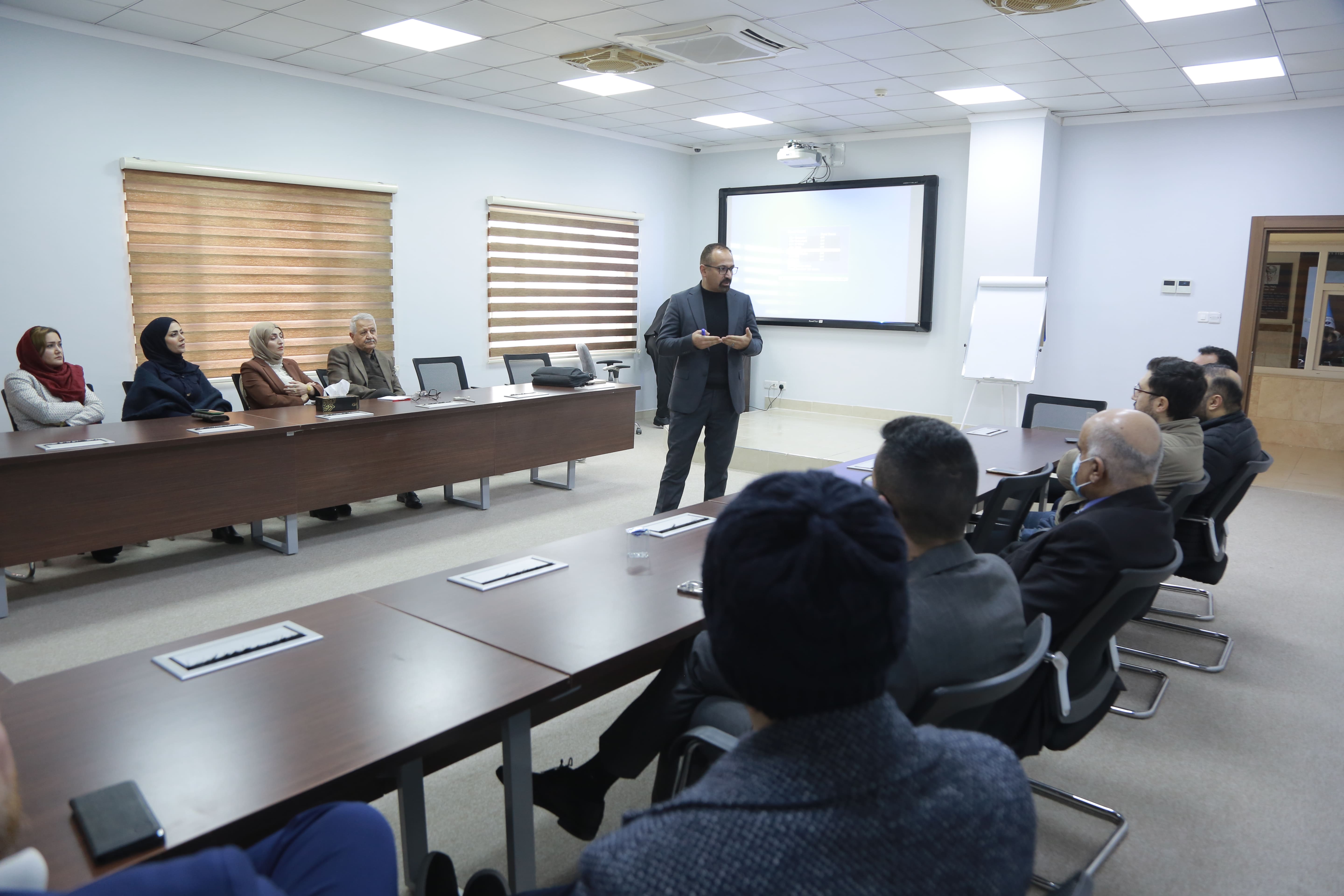 محاضرة في جامعة نوروز عن (الدراسات والبحوث الأدبية في المنطقة)