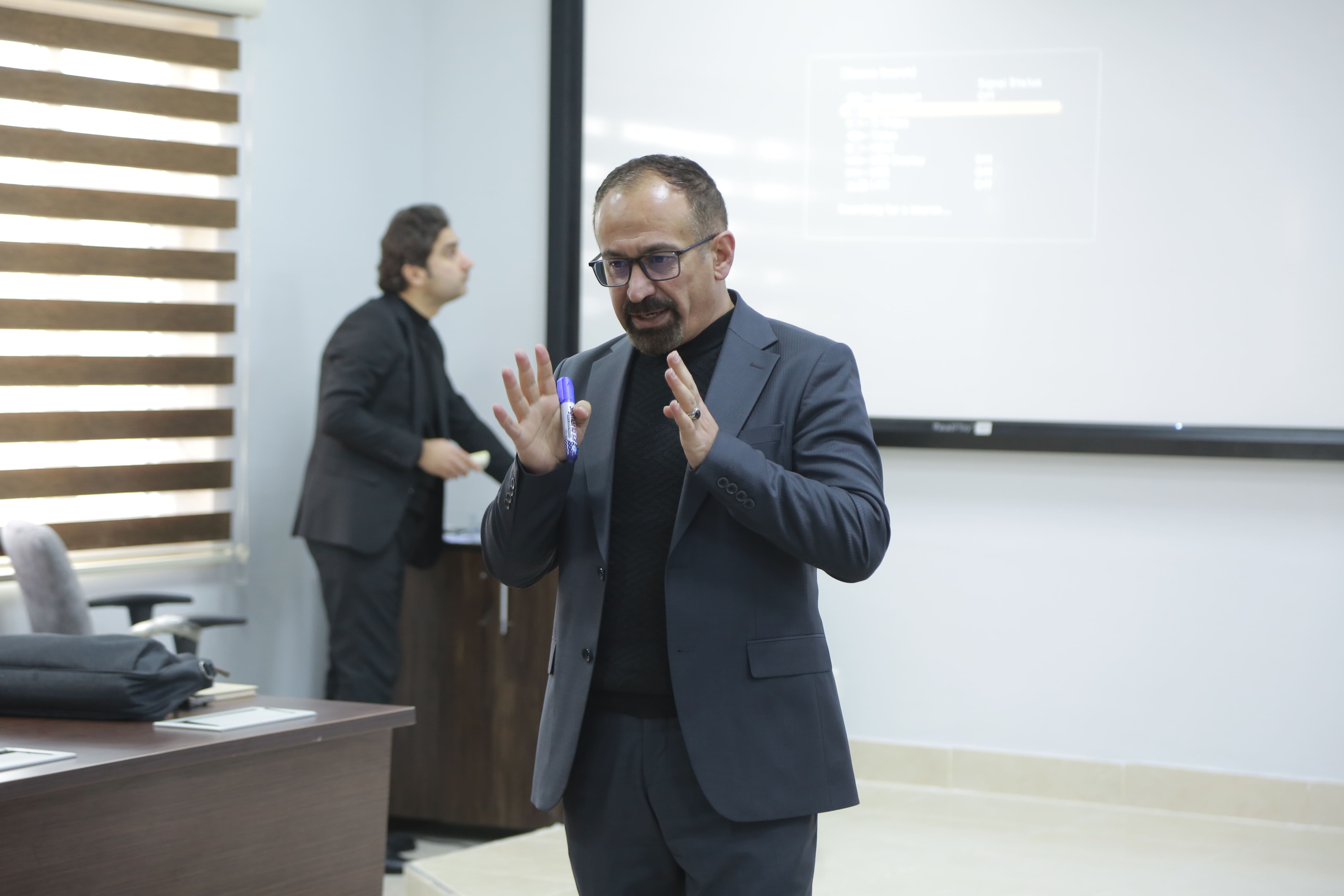 محاضرة في جامعة نوروز عن (الدراسات والبحوث الأدبية في المنطقة)