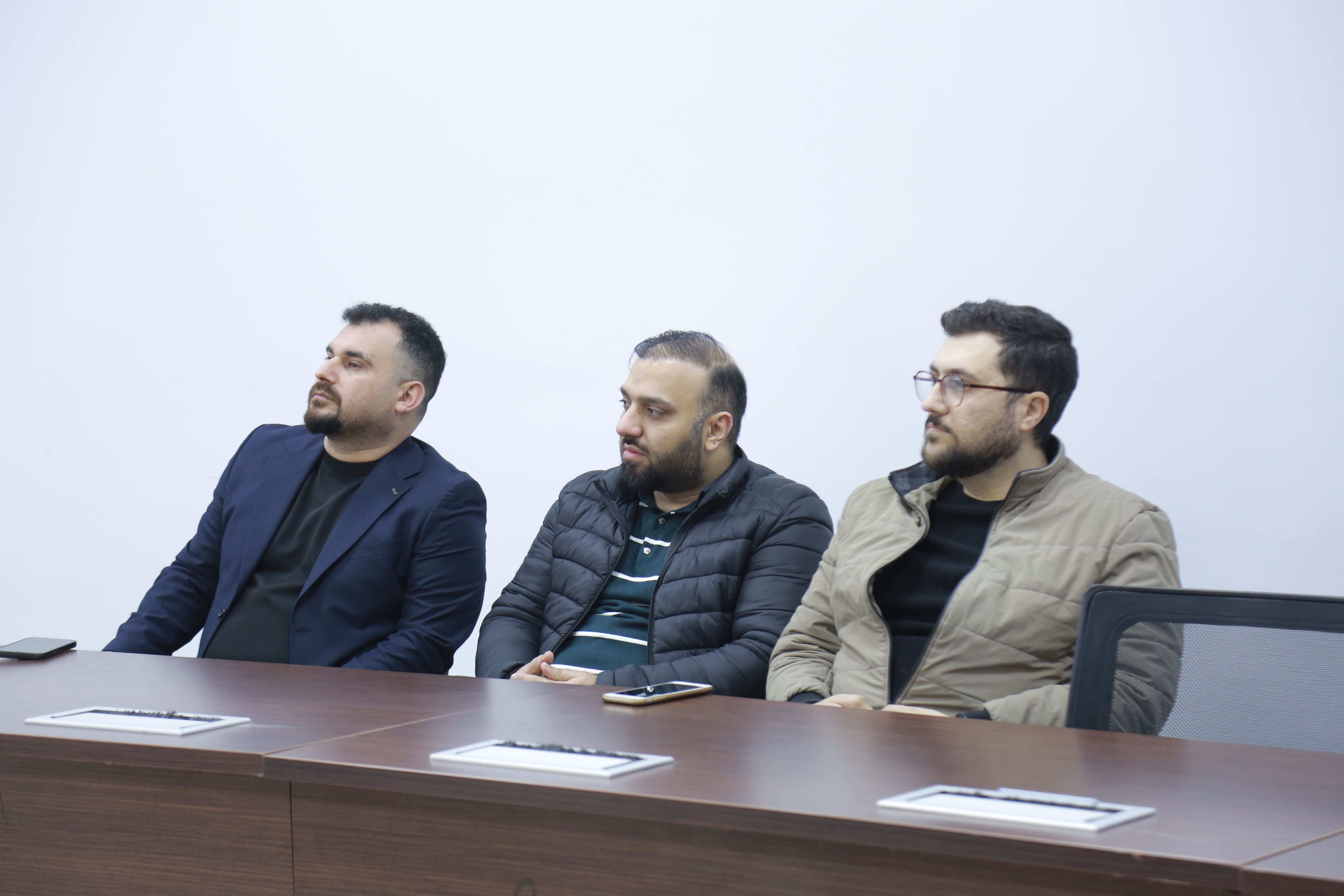 محاضرة في جامعة نوروز عن (الدراسات والبحوث الأدبية في المنطقة)