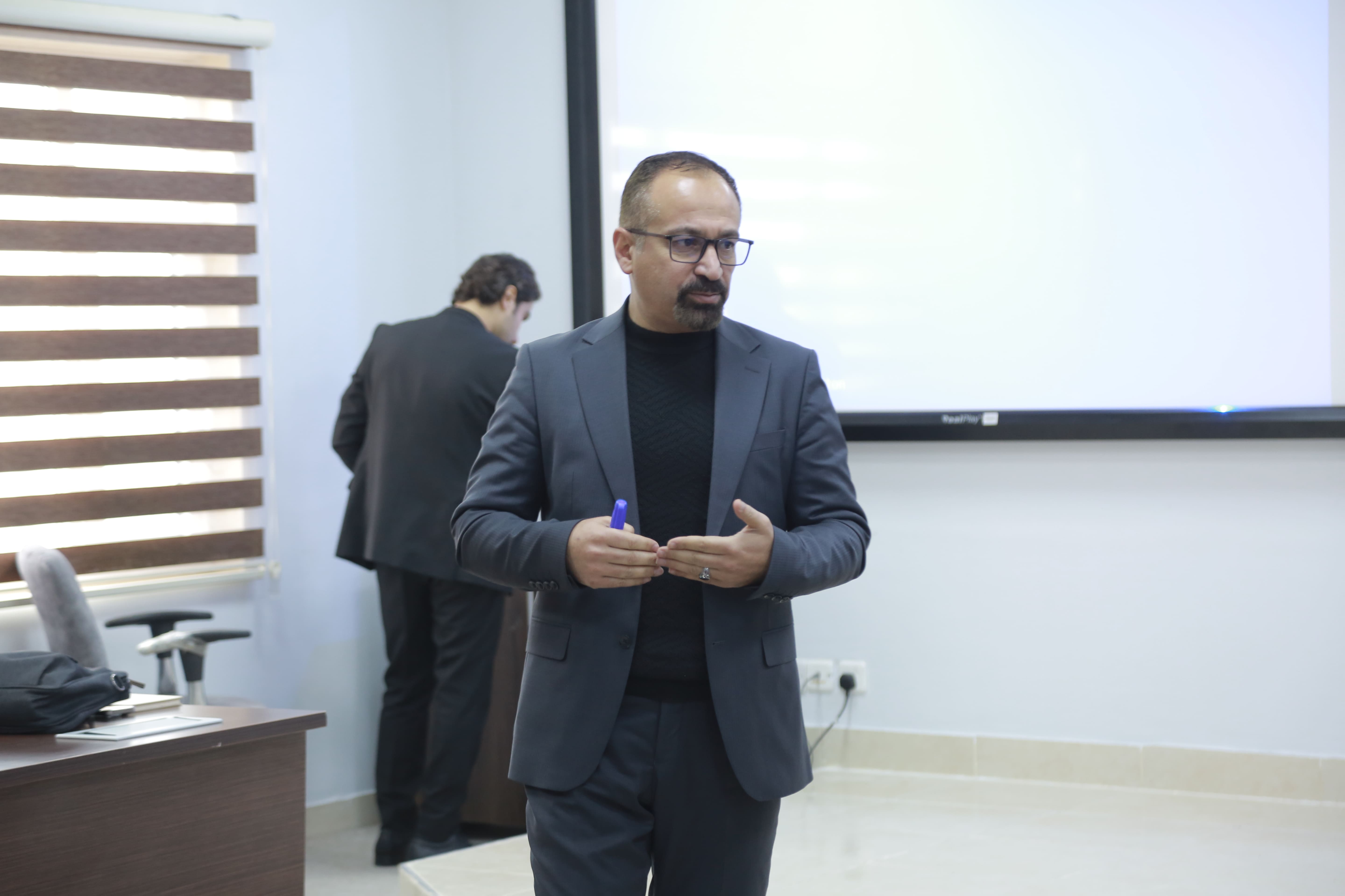 محاضرة في جامعة نوروز عن (الدراسات والبحوث الأدبية في المنطقة)