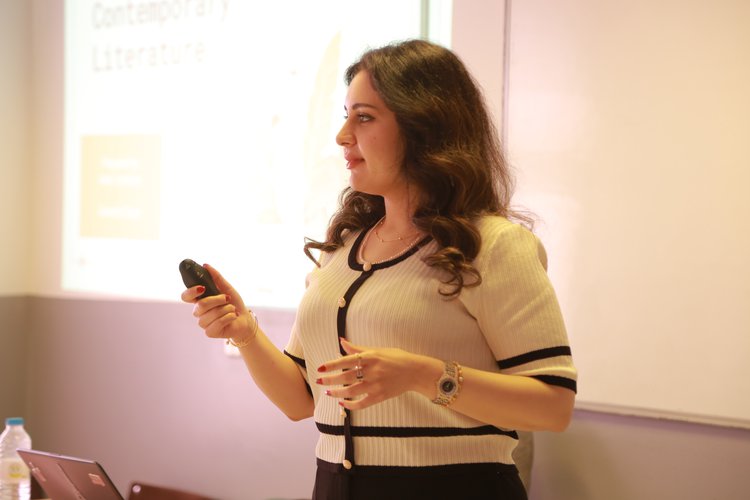 المرأة والأدب في محاضرة لكليّة اللغات في جامعة نوروز