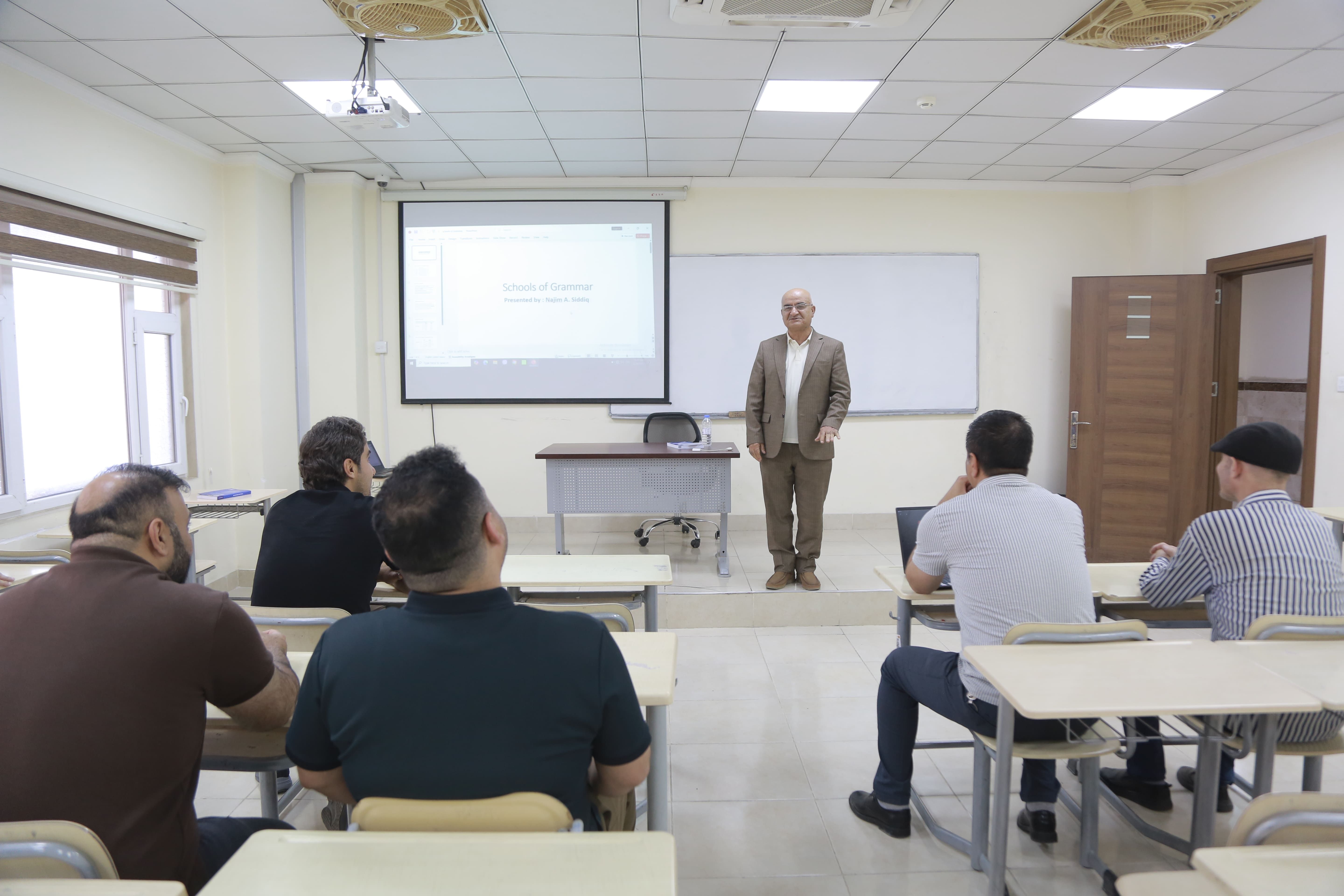 تم القاء محاضرة في جامعة نوروز عن مدارس قواعد اللغة الانكليزية