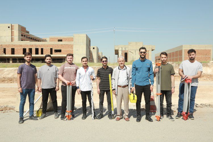 طلبة قسم الهندسة المدنية في جامعة نوروز يزورون موقعاً إنشائياً