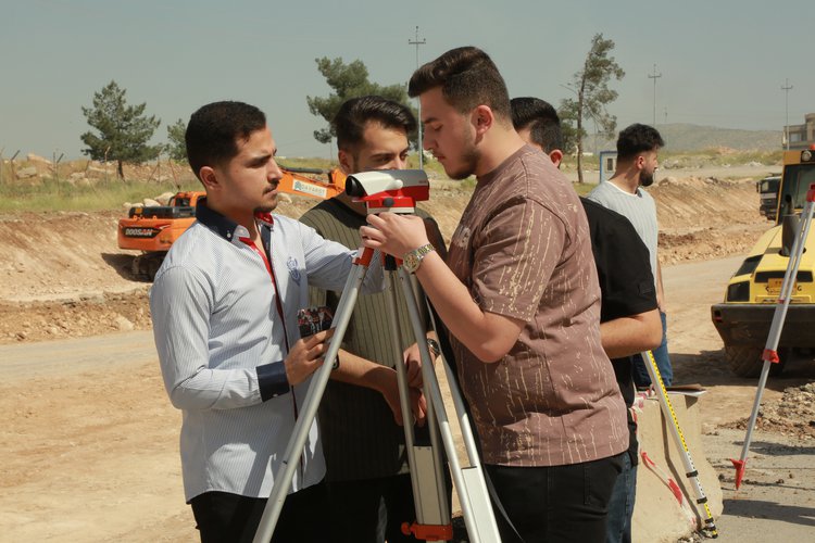 طلبة قسم الهندسة المدنية في جامعة نوروز يزورون موقعاً إنشائياً