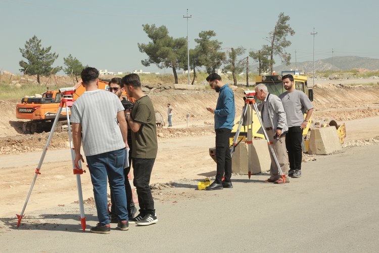 طلبة قسم الهندسة المدنية في جامعة نوروز يزورون موقعاً إنشائياً