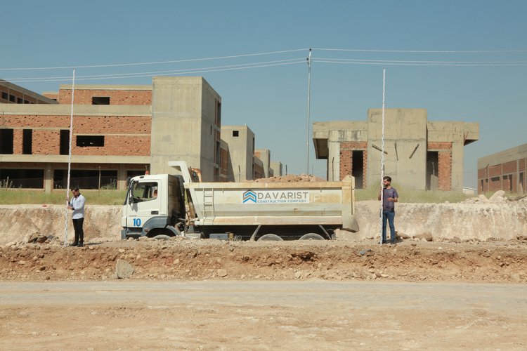 طلبة قسم الهندسة المدنية في جامعة نوروز يزورون موقعاً إنشائياً