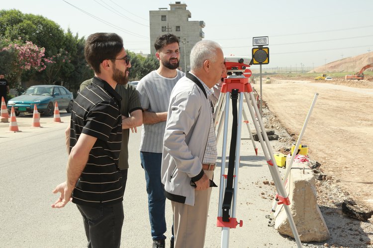 طلبة قسم الهندسة المدنية في جامعة نوروز يزورون موقعاً إنشائياً