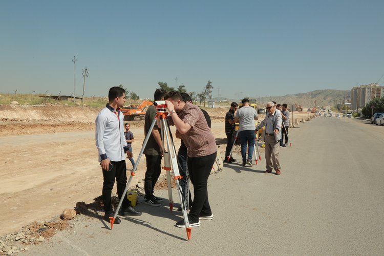 طلبة قسم الهندسة المدنية في جامعة نوروز يزورون موقعاً إنشائياً