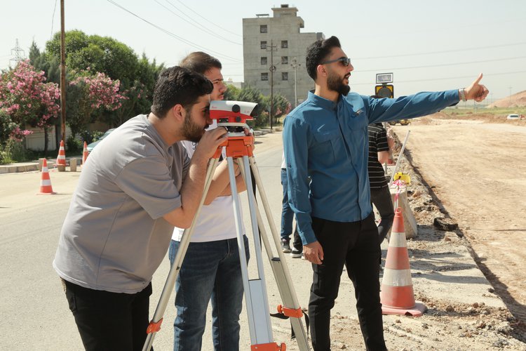 طلبة قسم الهندسة المدنية في جامعة نوروز يزورون موقعاً إنشائياً