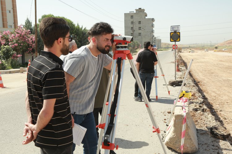 طلبة قسم الهندسة المدنية في جامعة نوروز يزورون موقعاً إنشائياً