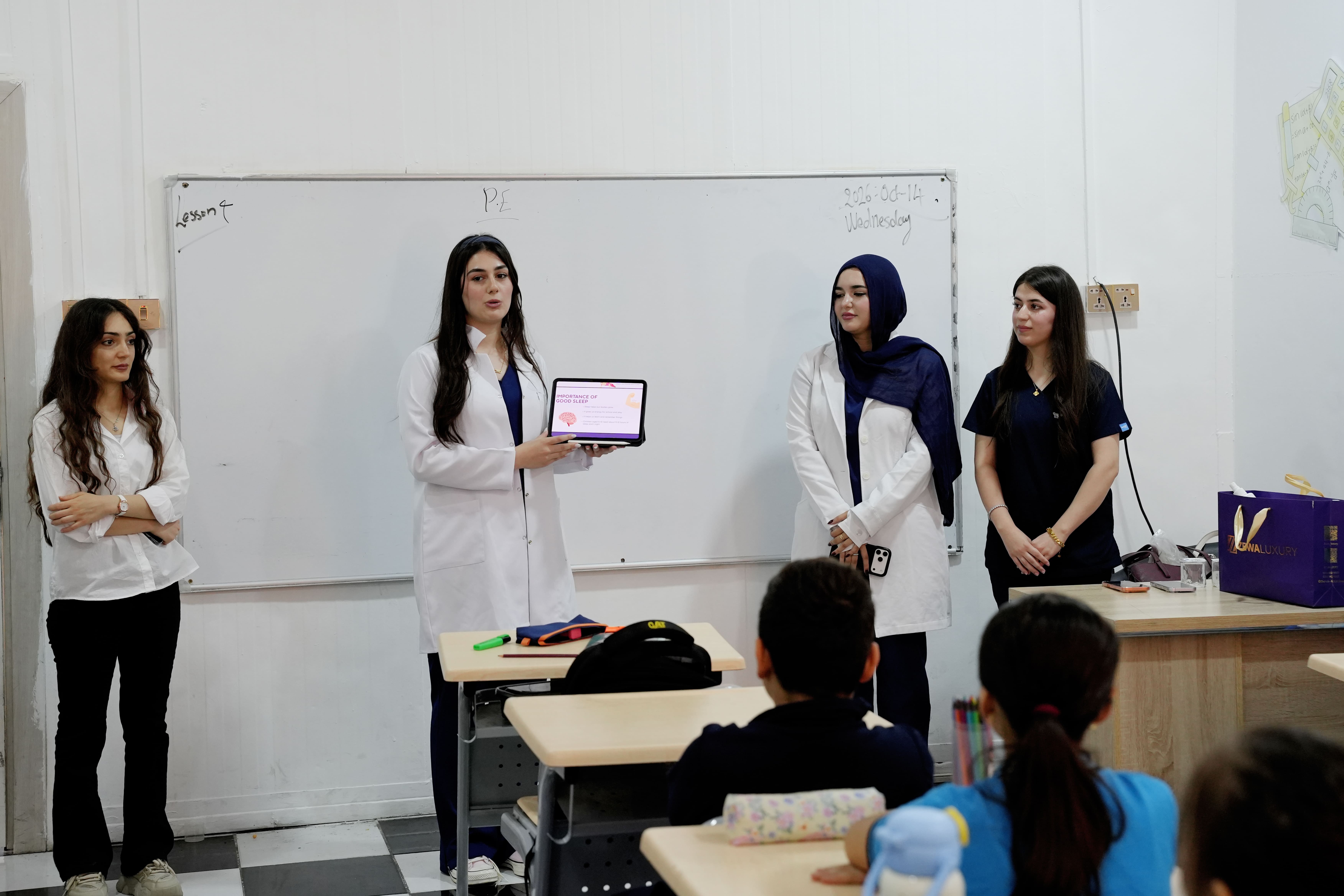 قوتابیێن کۆلیژا دەرمانسازی ل زانکۆیا نەورۆز سەرەدانا قوتابخانەیا سمارت کورد یا تایبەت کر
