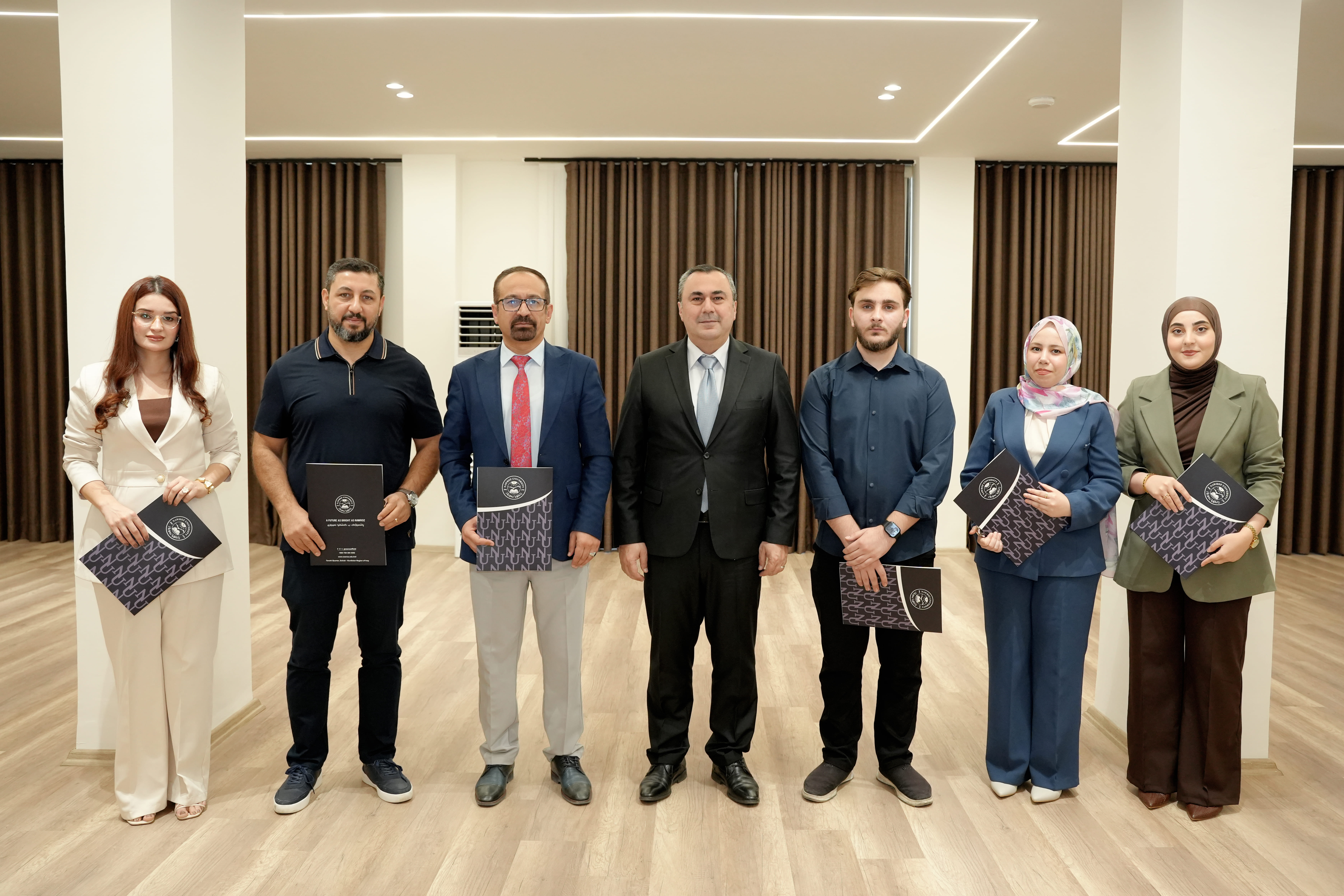 رئيس جامعة نوروز يوزع شهادات دورة الذكاء الاصطناعي في البحث العلمي والكتابة الأكاديمية