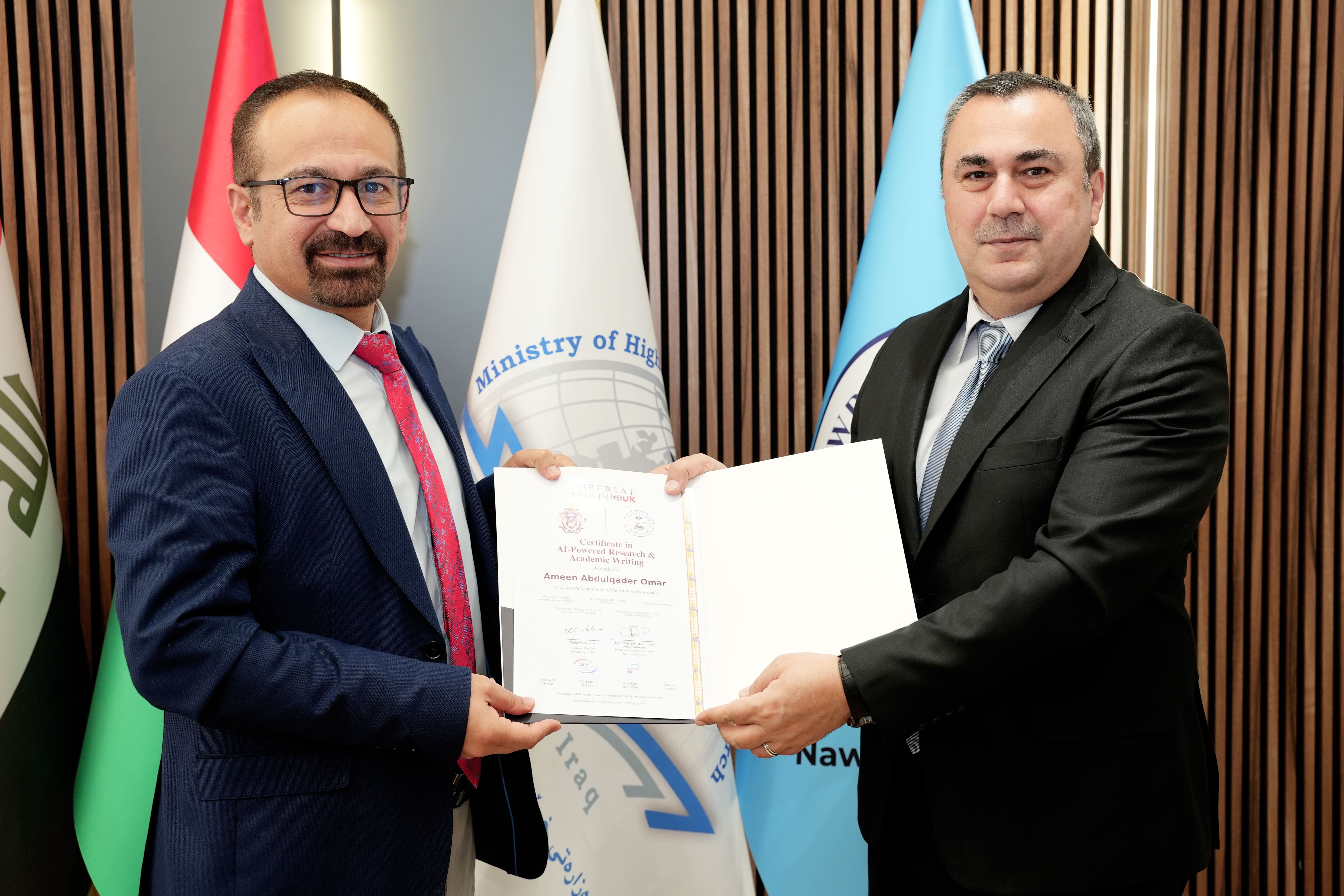 رئيس جامعة نوروز يوزع شهادات دورة الذكاء الاصطناعي في البحث العلمي والكتابة الأكاديمية