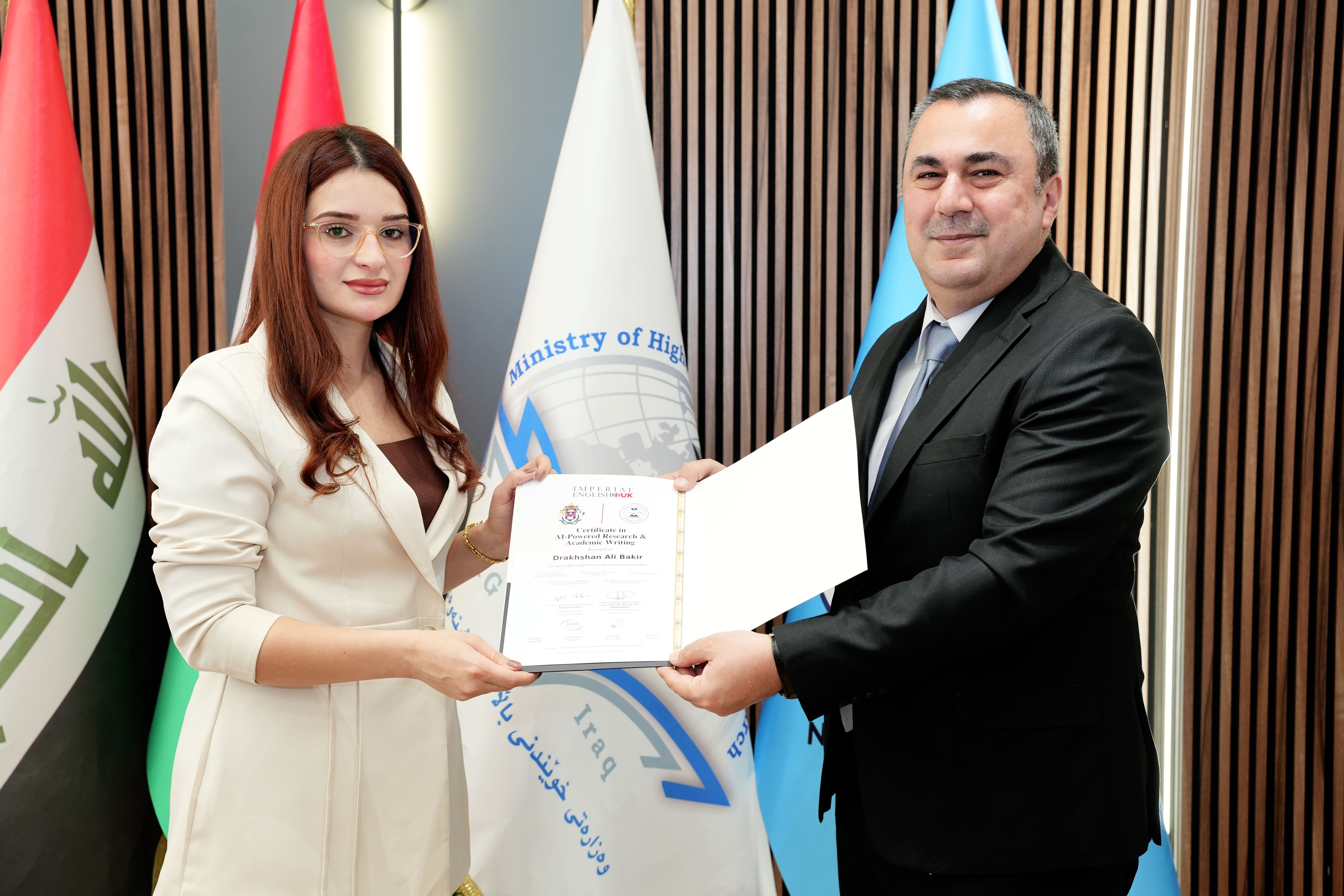 رئيس جامعة نوروز يوزع شهادات دورة الذكاء الاصطناعي في البحث العلمي والكتابة الأكاديمية