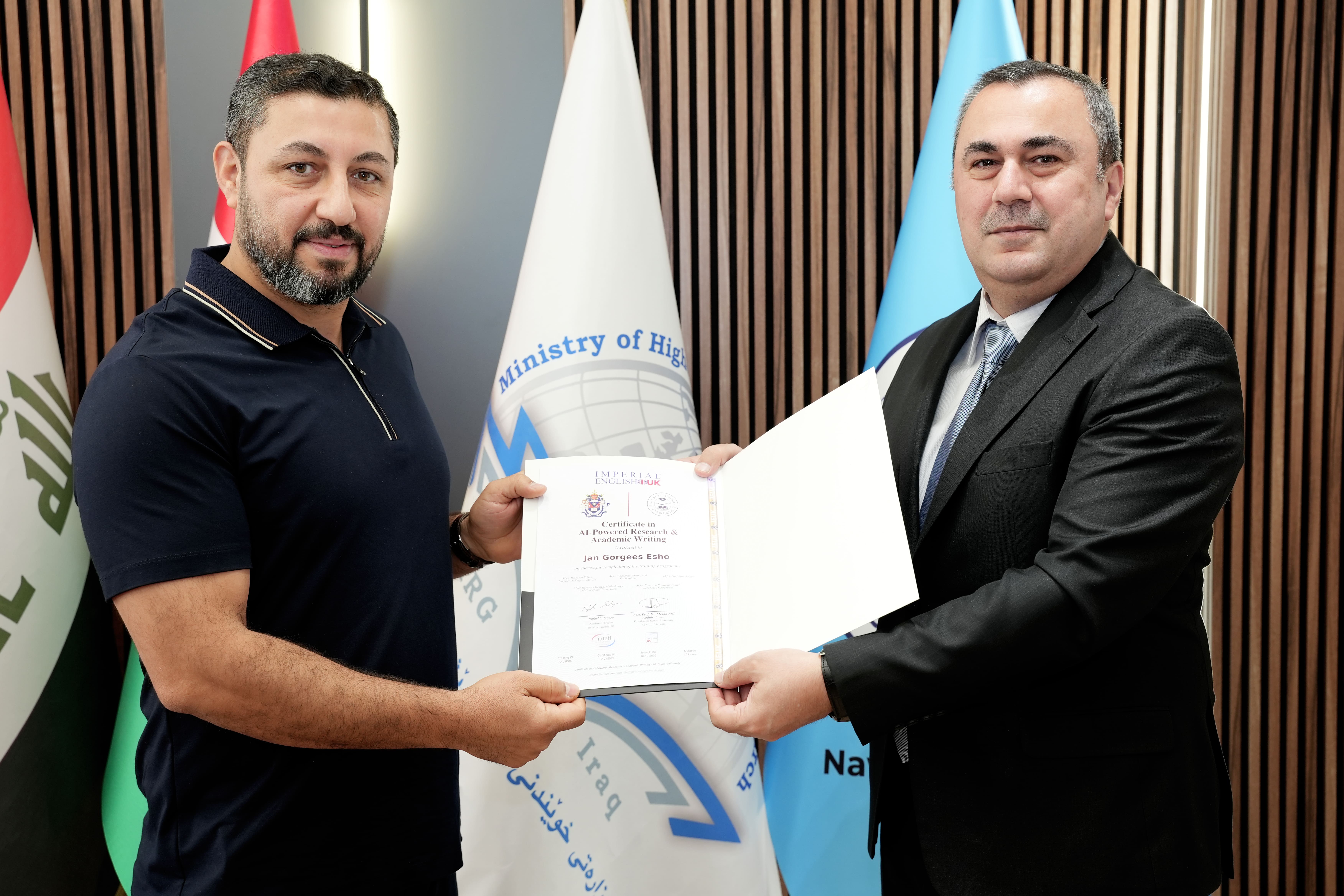 رئيس جامعة نوروز يوزع شهادات دورة الذكاء الاصطناعي في البحث العلمي والكتابة الأكاديمية