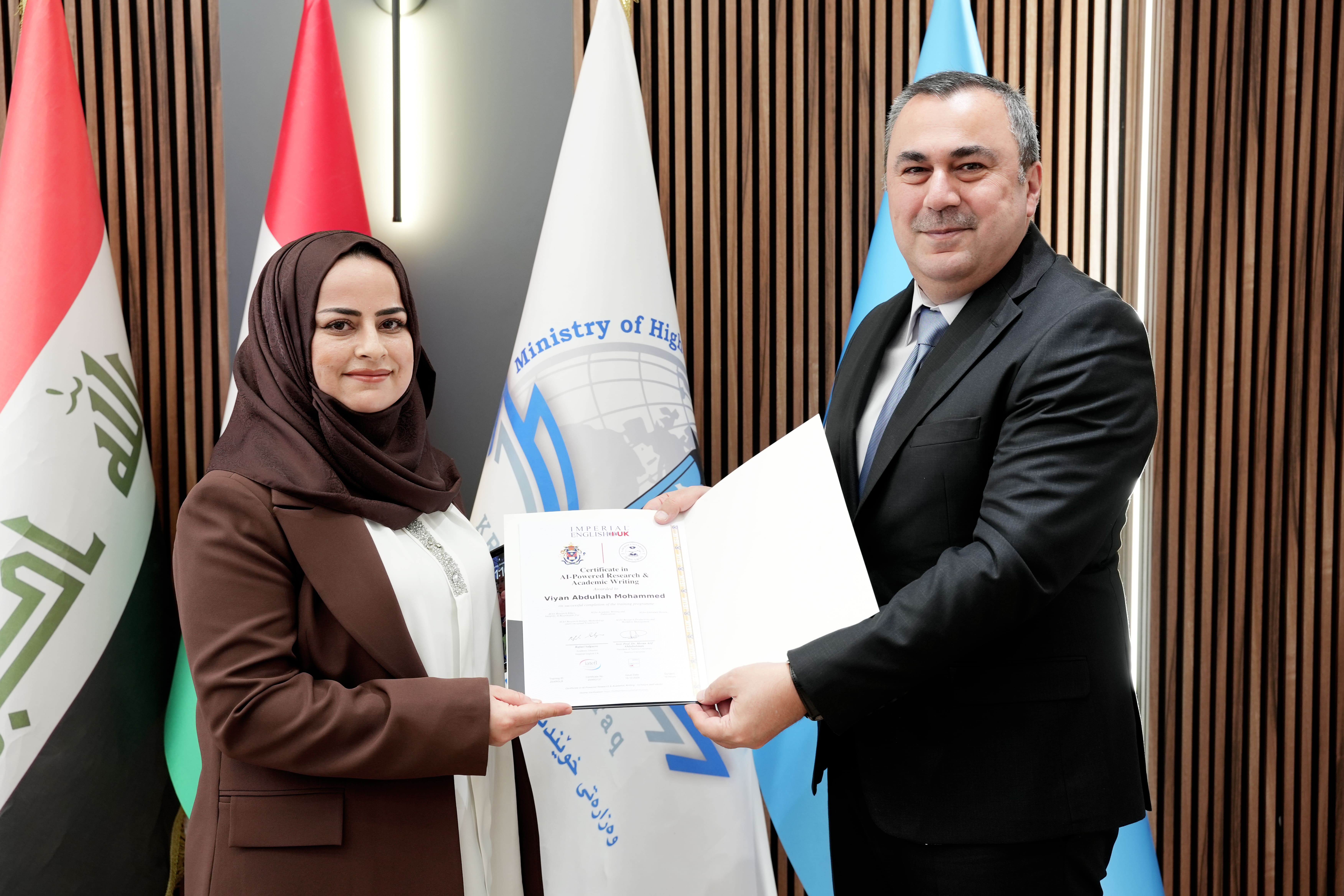 رئيس جامعة نوروز يوزع شهادات دورة الذكاء الاصطناعي في البحث العلمي والكتابة الأكاديمية