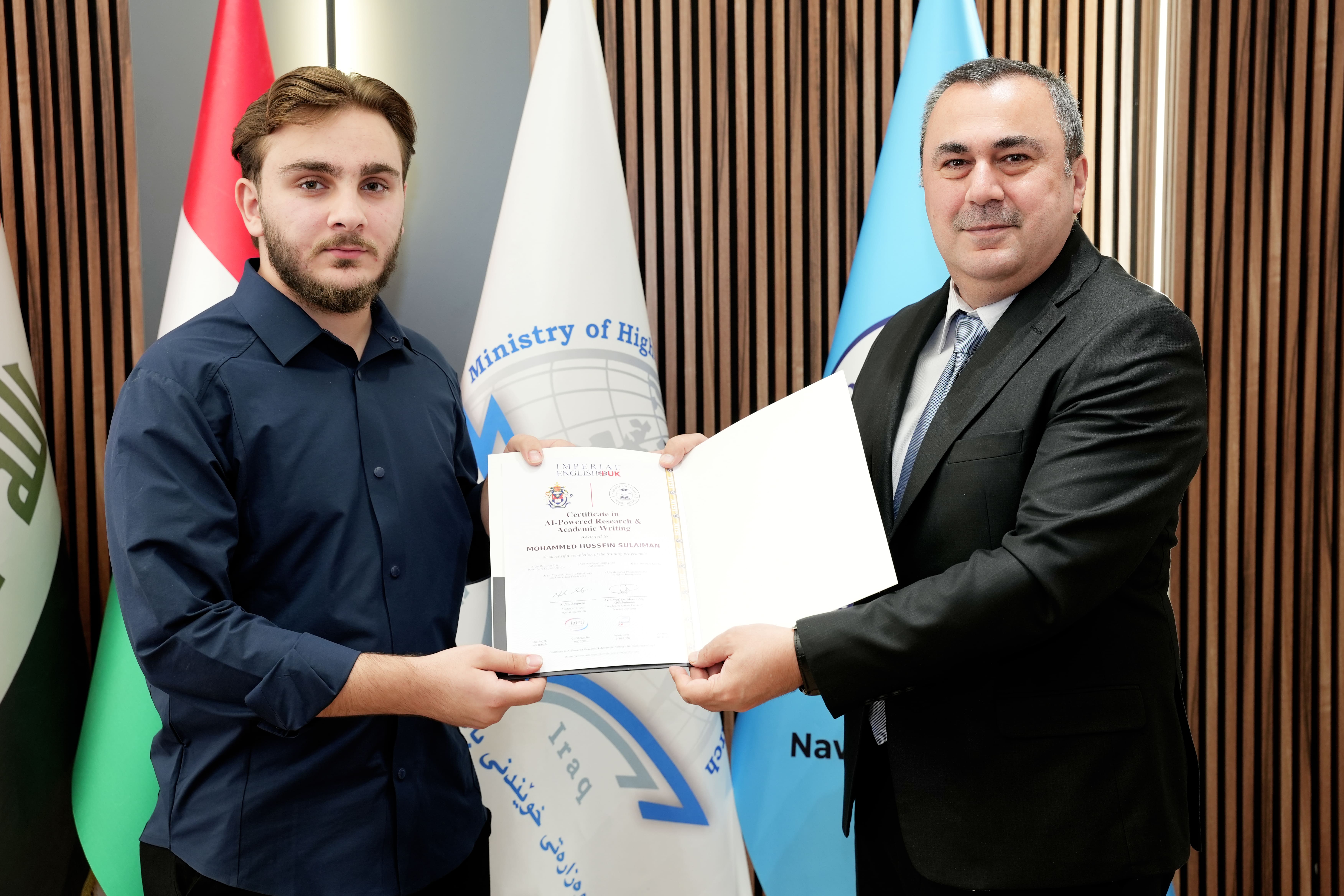 رئيس جامعة نوروز يوزع شهادات دورة الذكاء الاصطناعي في البحث العلمي والكتابة الأكاديمية