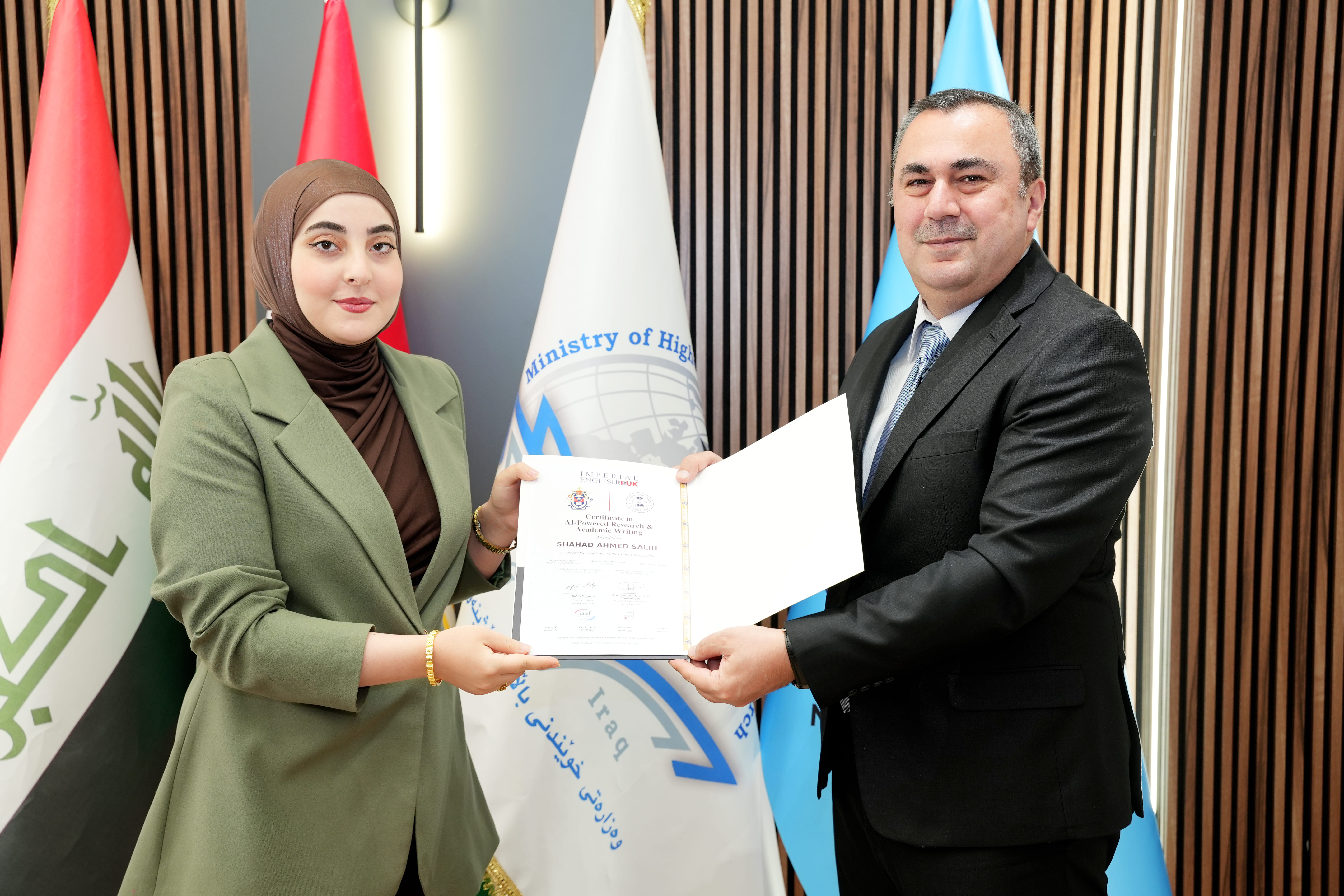 رئيس جامعة نوروز يوزع شهادات دورة الذكاء الاصطناعي في البحث العلمي والكتابة الأكاديمية
