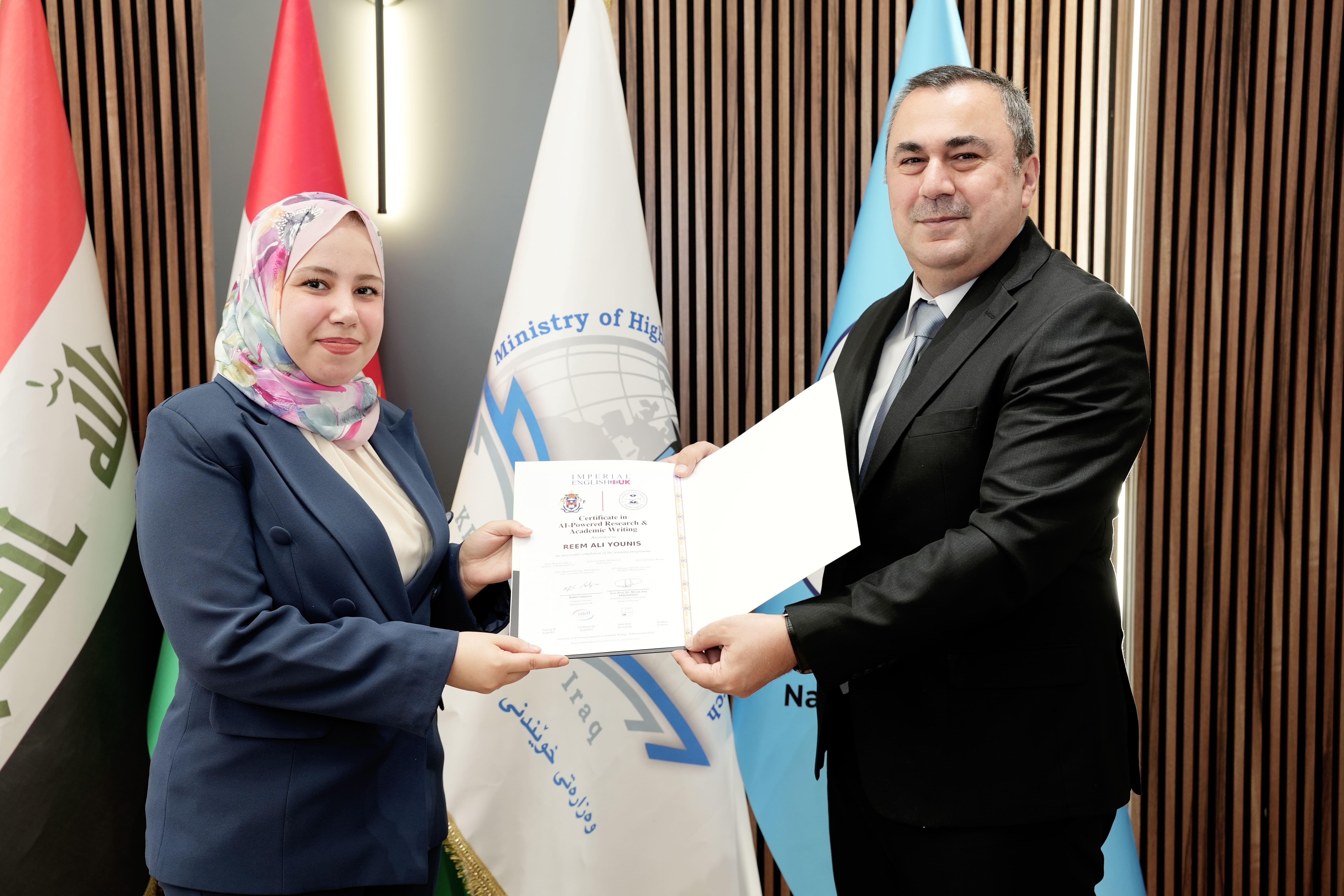 رئيس جامعة نوروز يوزع شهادات دورة الذكاء الاصطناعي في البحث العلمي والكتابة الأكاديمية