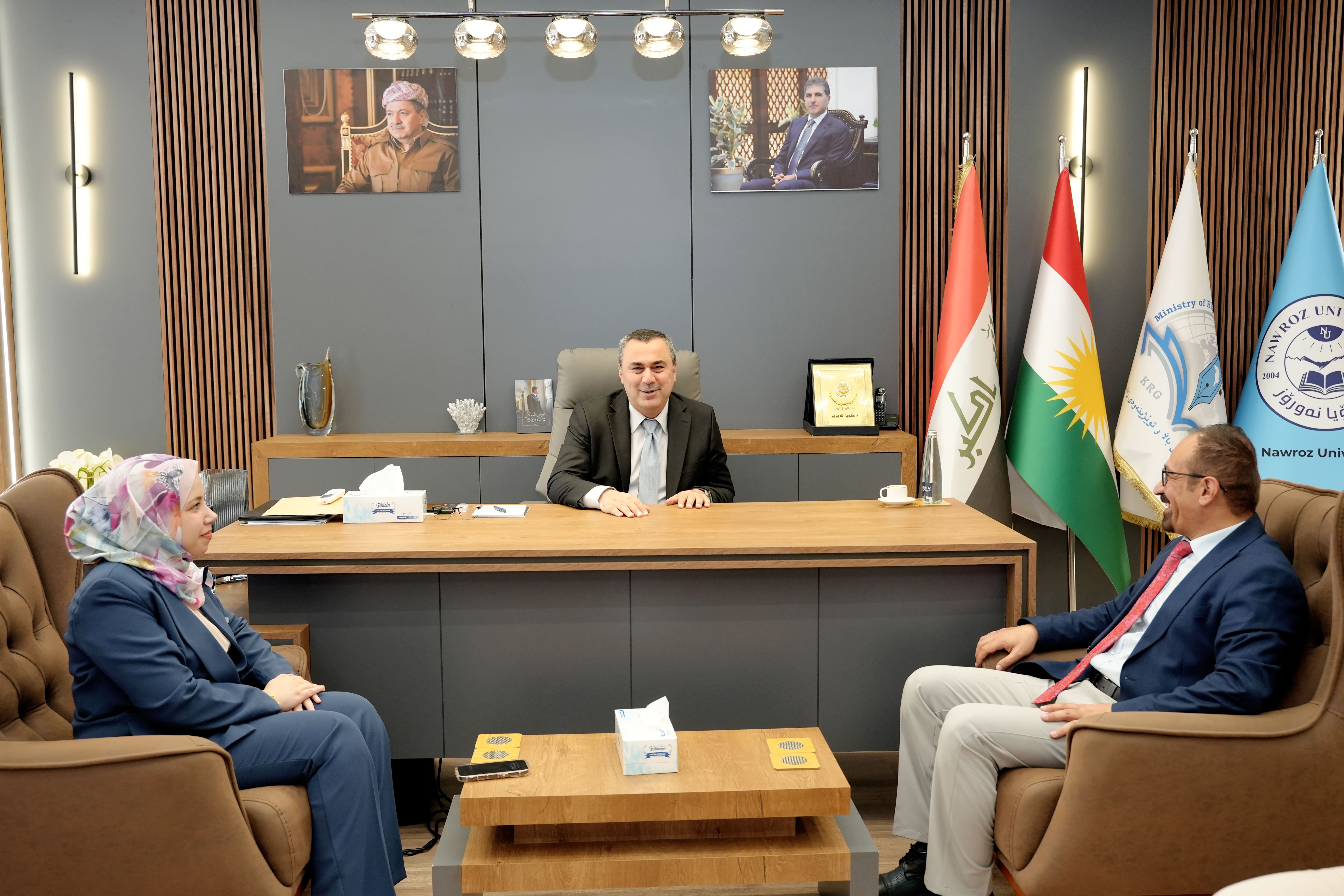 رئيس جامعة نوروز يوزع شهادات دورة الذكاء الاصطناعي في البحث العلمي والكتابة الأكاديمية