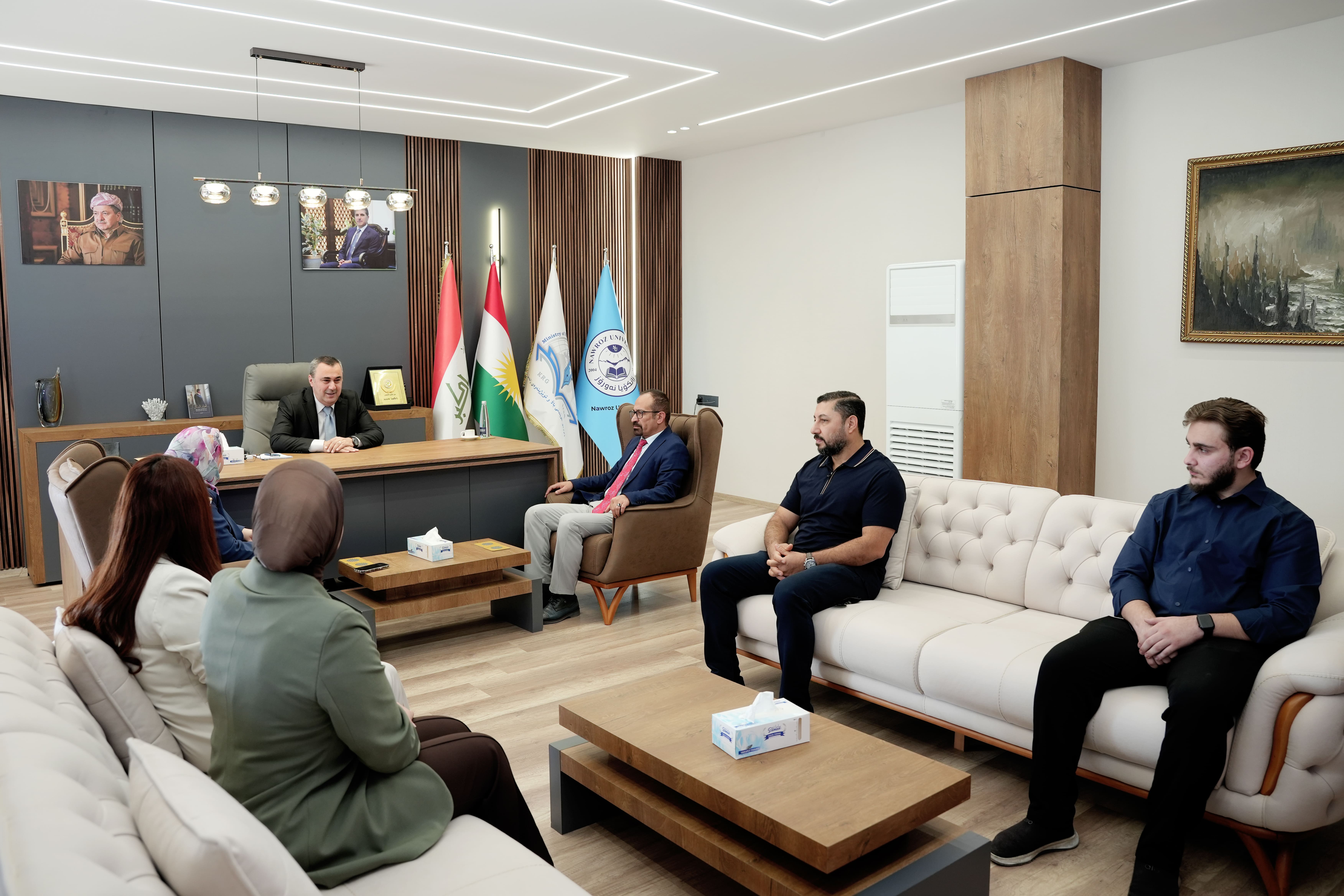 رئيس جامعة نوروز يوزع شهادات دورة الذكاء الاصطناعي في البحث العلمي والكتابة الأكاديمية